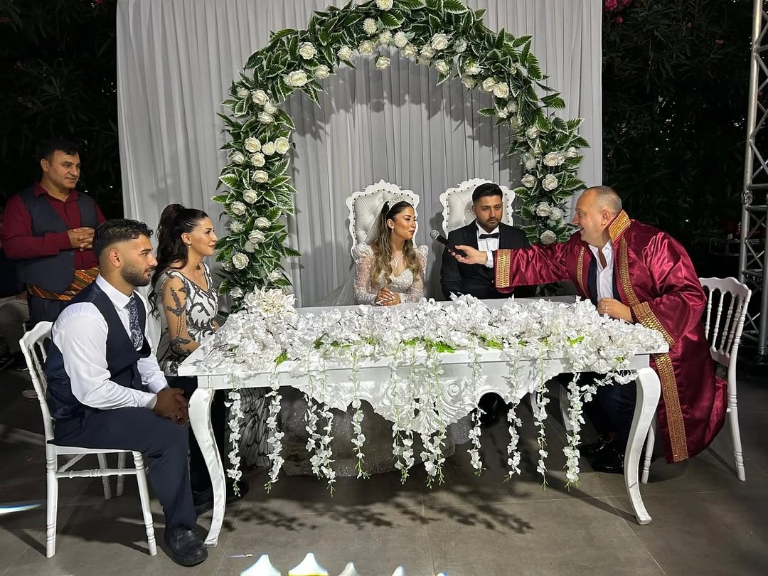 Çınarcık Belediye Başkanı Avni Kurt Genç Çiftin Nikahını Kıydı