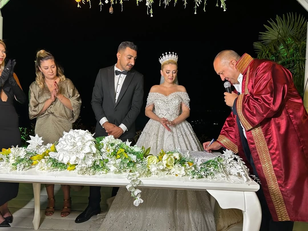 Çınarcık Belediye Başkanı Avni Kurt Tuğçe ve Fatih'in Nikahını Kıydı