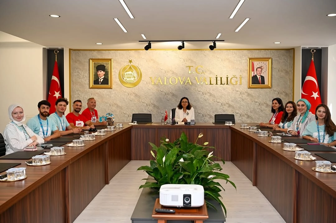 Türkiye Gençlik Otobüsü Yalova Valisi Kaya'yı Ziyaret Etti
