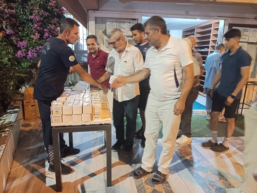 Çınarcık Belediyesi Mevlid Kandili'nde Kandil Simidi Dağıttı
