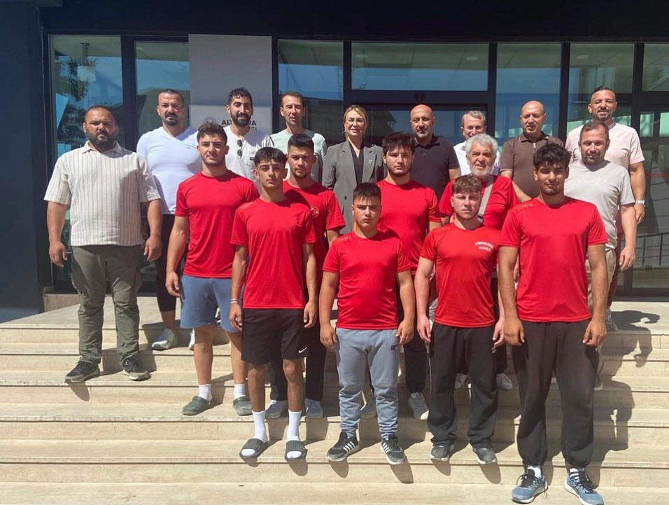 Altınova Belediyesi Güreş Takımı Elmalı Güreşleri'ne Uğurlandı