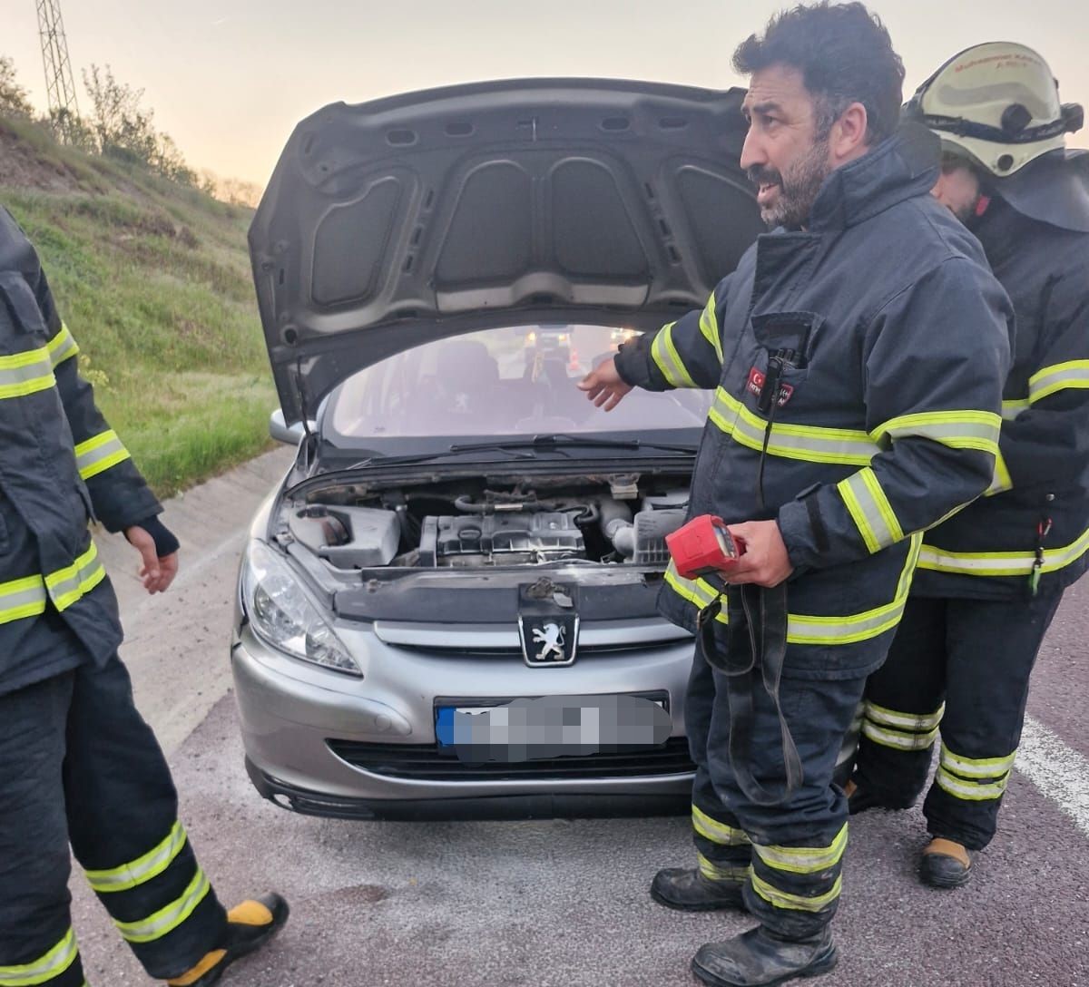 Otoyolda Araç Yangını: Motor Kısmından Alevler Yükseldi