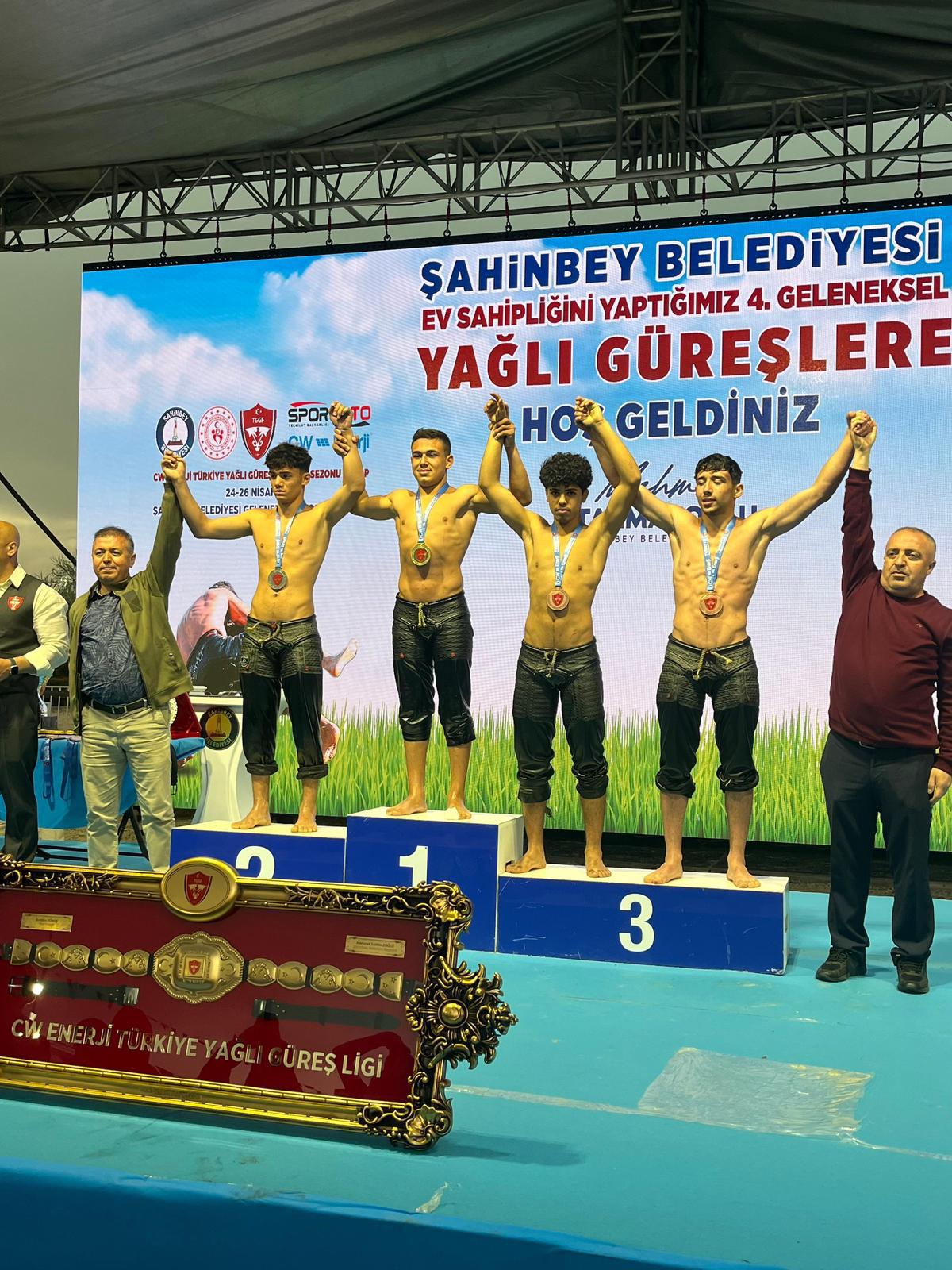 Altınova’ya Güreşte Çifte Başarı