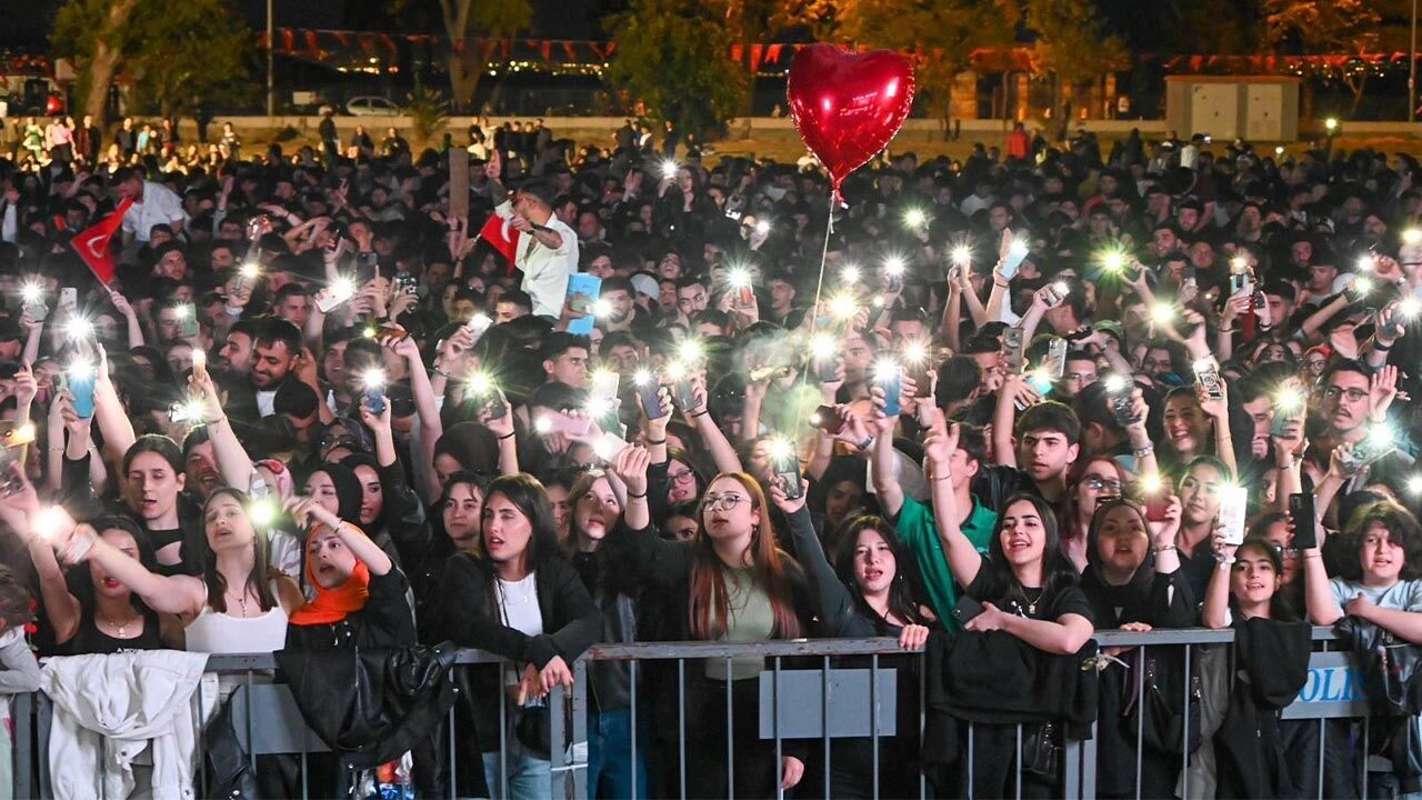 Yalova'da 19 Mayıs Ateşi Yanıyor: Madrigal ve Sena Şener ile Dev Konser Maratonu Başlıyor