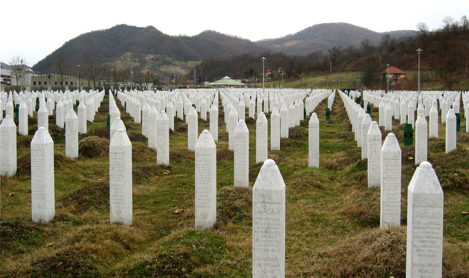 Bosna Hersek, Srebrenitsa kurbanlarını andı ve kimliği tespit edilen 10 kurbanı daha toprağa verdi