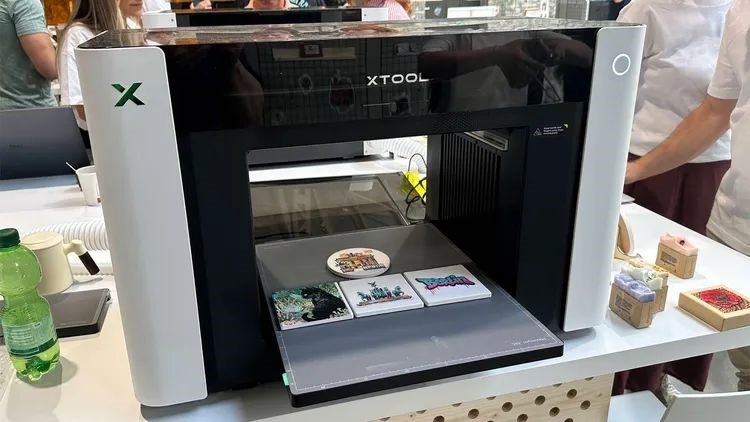 Her Şeyin Üzerine Baskı Yapan Cihaz Geldi: Cam, Metal ve Kumaşa Aynı Anda Baskı Yapıyor