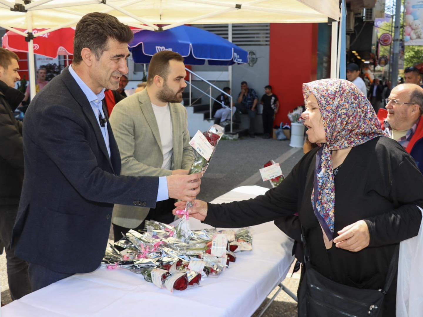 Yalova’da Anneler Günü Coşkusu: Cumhuriyet Meydanı Gül Bahçesine Döndü