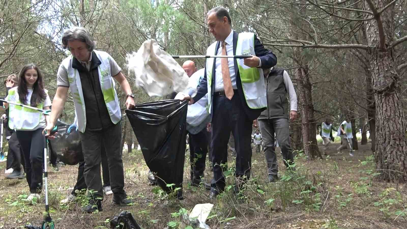 Yalova'da Geleceğe Nefes: Vali Ahmet Hamdi Usta Öğrencilerle Orman Temizliğinde! - Galeri