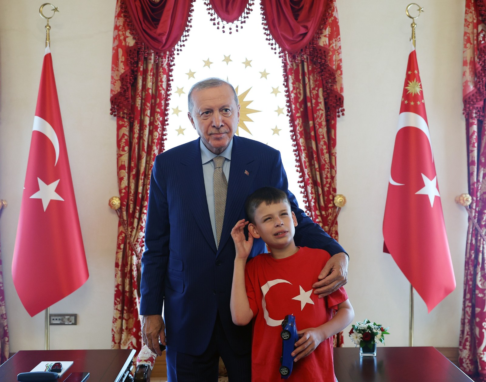 Erdoğan, İslamofobi karşıtı kampanyasıyla tanınan İngiliz çocuk Joshua Harris'i kabul etti