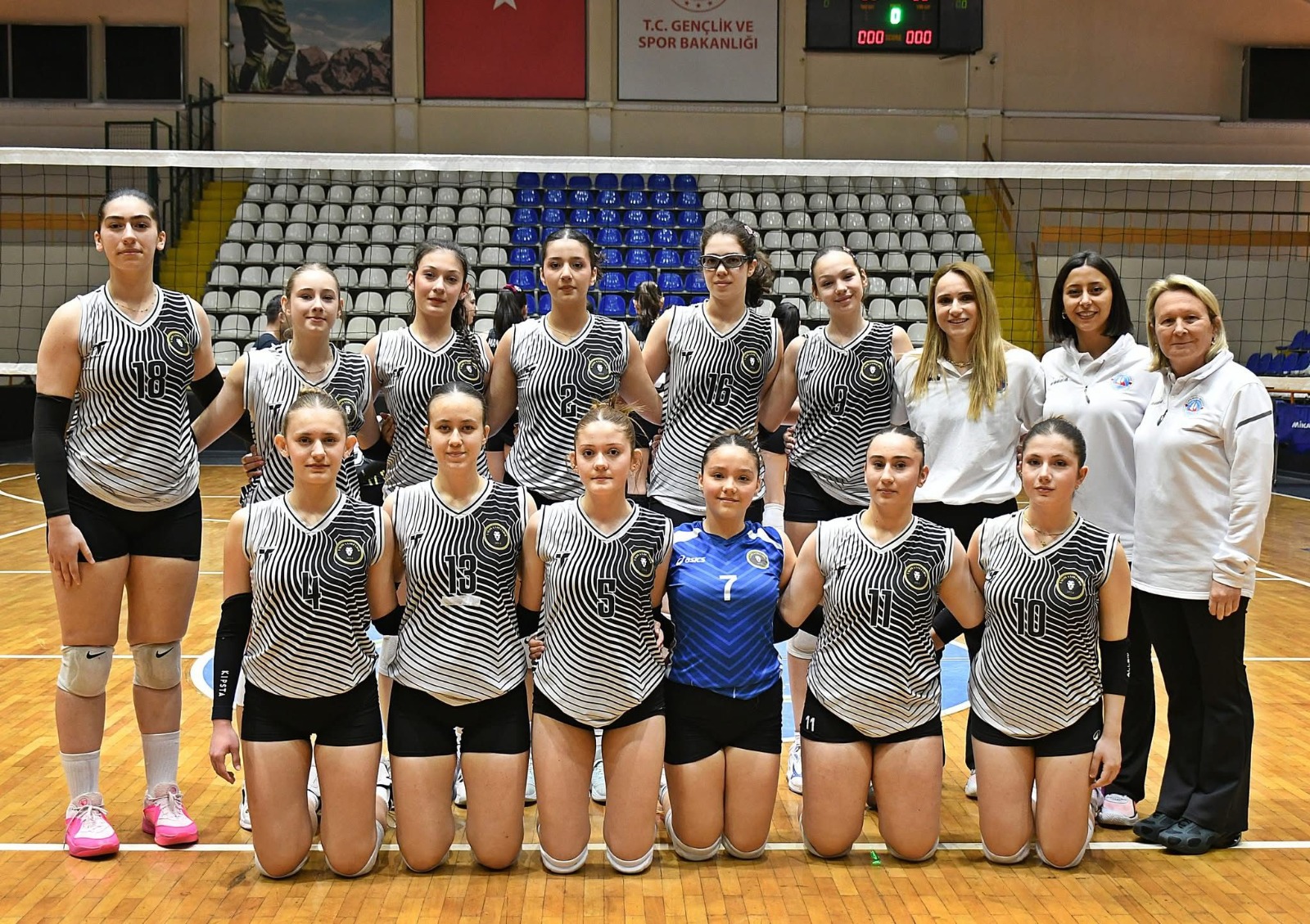 Çiftlikköy’ün Yıldız Kızları Yarı Final Etabı İçin Parkede