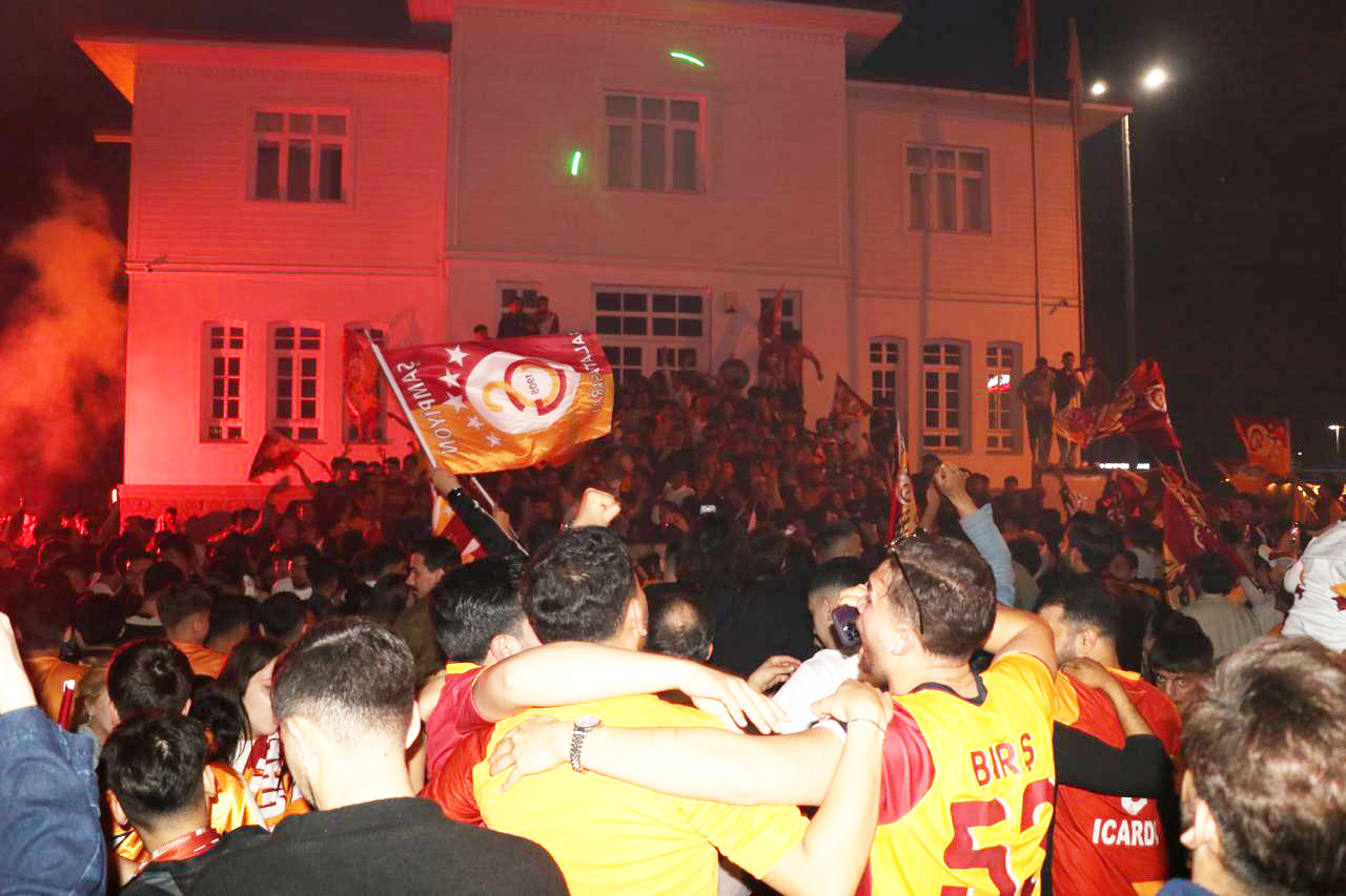 Yalova’da Şampiyonluk Gecesi: Galatasaray’ın 26. Zaferi Meydanları Karnaval Alanına Çevirdi