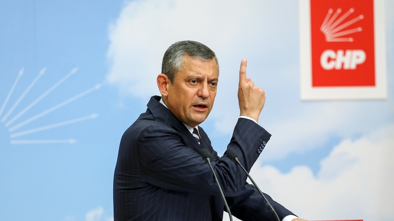 CHP'de Mahkeme Süreci Başladı: Özgür Özel'den Olağanüstü Kurultay Hamlesi