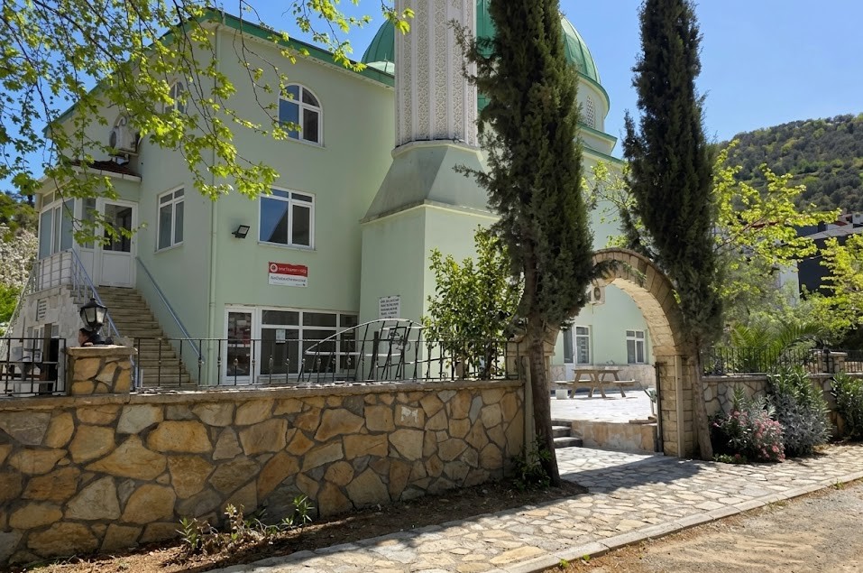 Cami Bahçesinde Son Dokunuş: Gözler Hayırseverlerde