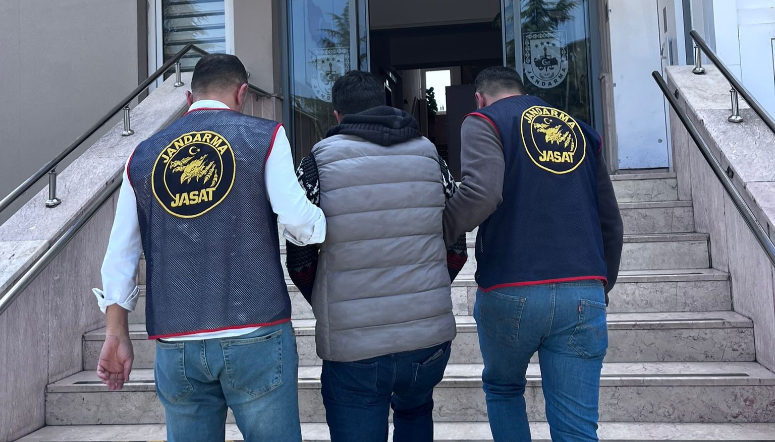 Yalova'da JASAT’tan Kaçamadı: 17 Yıl Hapis Cezası Bulunan Firari Yakalandı
