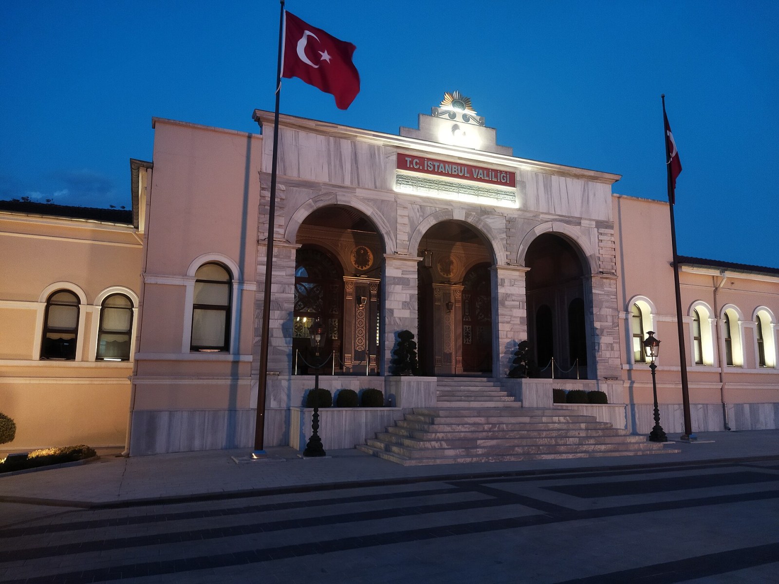 İstanbul Valiliği’nden Dolandırıcılık Uyarısı: Vali Davut Gül Adına Açılan Sahte Hesaplardaki Tehlike - Galeri