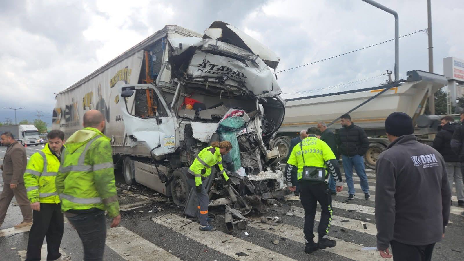 Yalova-Bursa Yolunda Kaza: Tır Tankere Çarptı, Şoför Hayatını Kaybetti - Galeri